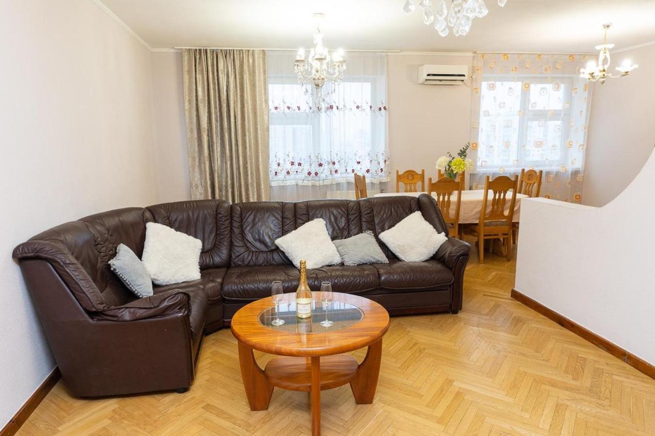 Spacious Apartments In The Center Of Obolon 2 Bedrooms Kiev Buitenkant foto