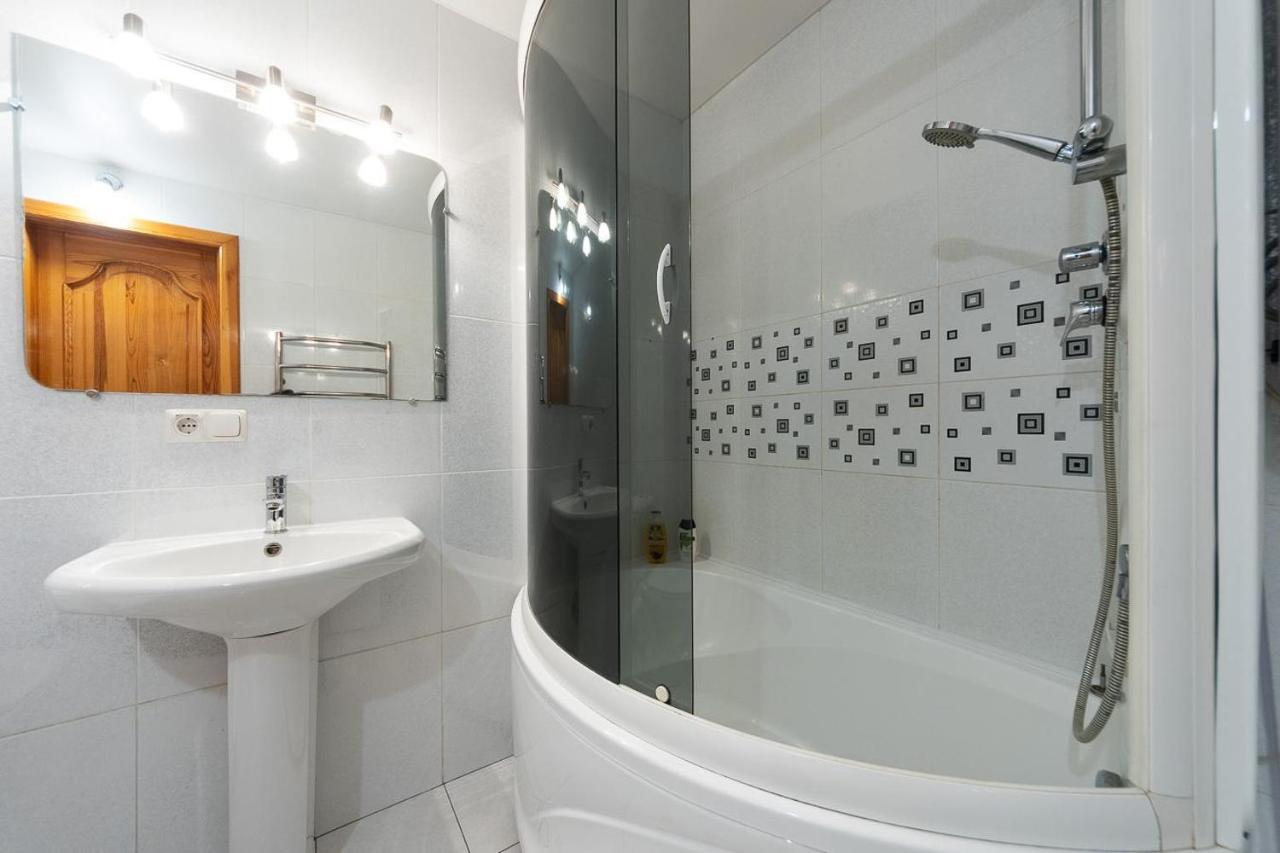 Spacious Apartments In The Center Of Obolon 2 Bedrooms Kiev Buitenkant foto